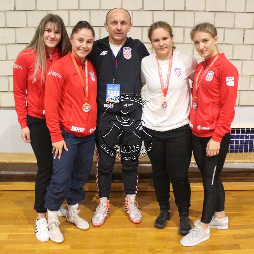 Hrvatska ženska juniorska reprezentacija s Sandrom Besek u sastavu osvojila je prvo mjesto na međunarodnom hrvačkom turniru u Poreču