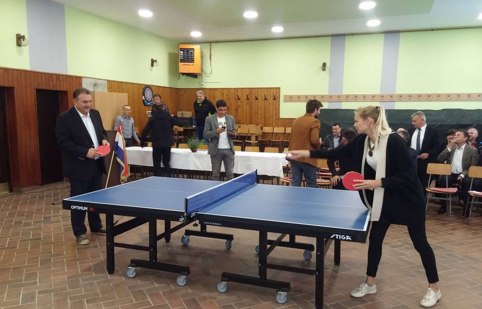 Čačić s načelnicima općina potpisao inicijativu ‘Bye, bye TV’ pa se okušao u stolnom tenisu