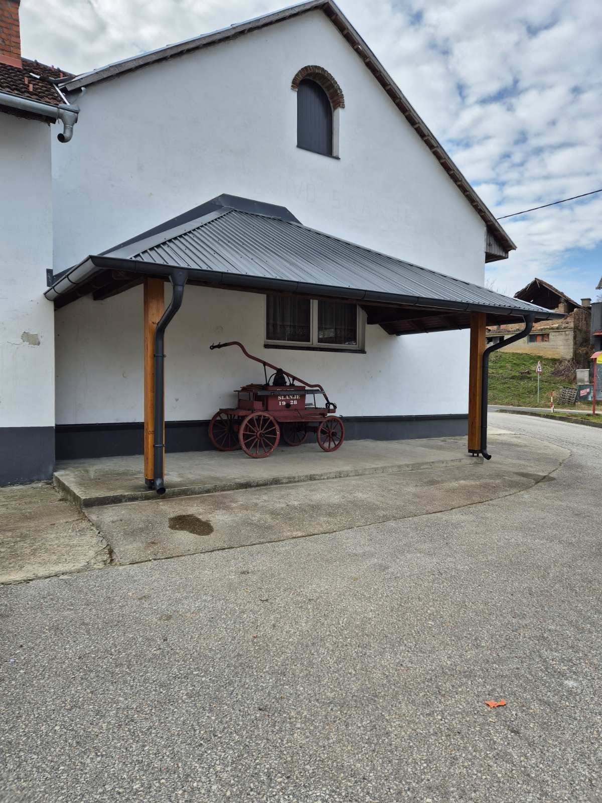 OBNOVLJENA NADSTREŠNICA NA VATROGASNOM DOMU U SLANJU