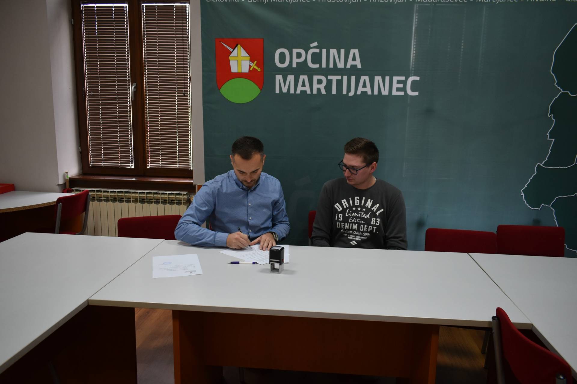 POTPISANI UGOVORI O DODJELI BESPOVRATNIH POTPORA MLADIMA I MLADIM OBITELJIMA