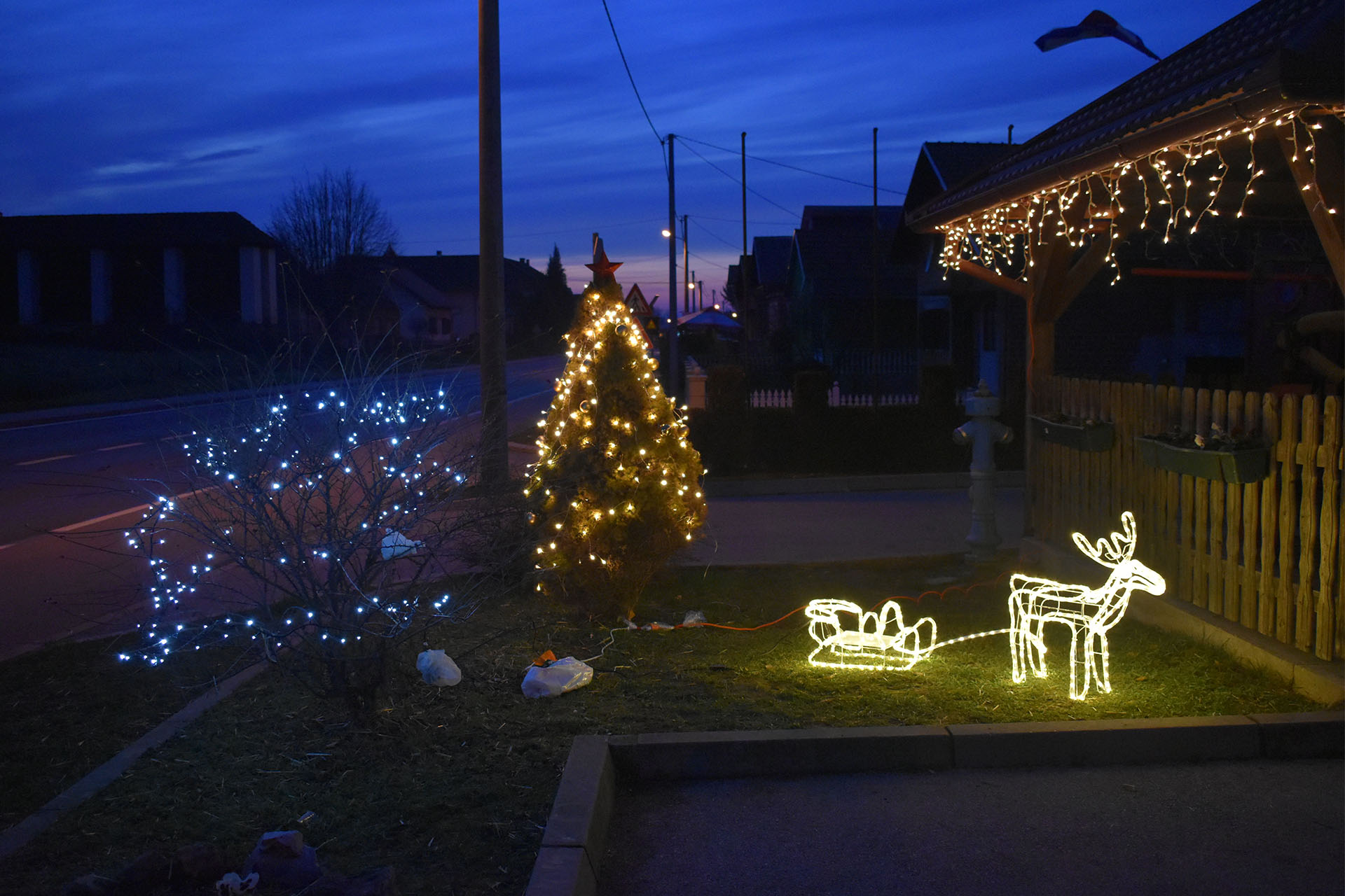 Mladi vatrogasci po 15. su put okitili božićna drvca u Martijancu