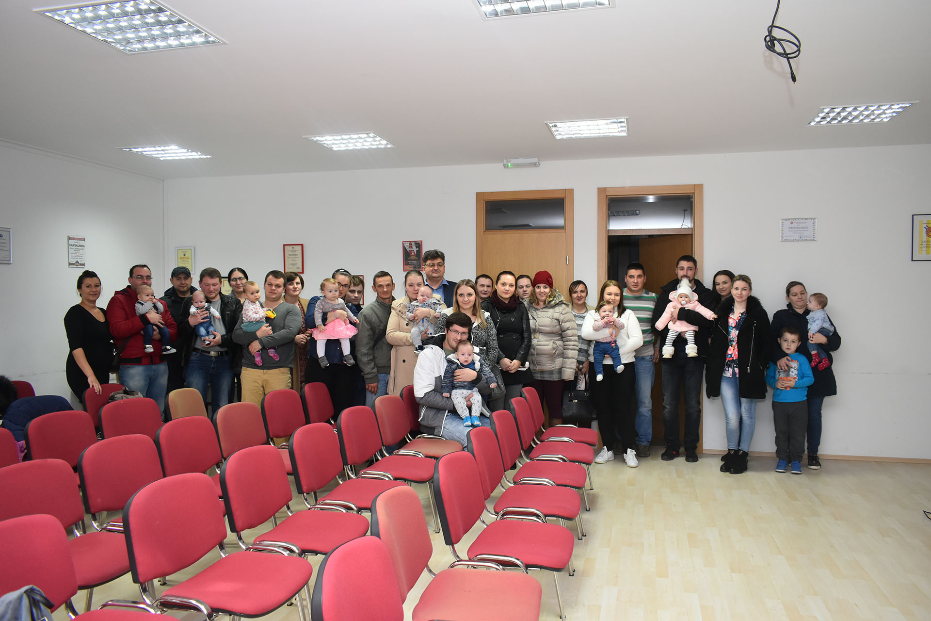 Darovi za bebe i božićnice za studente