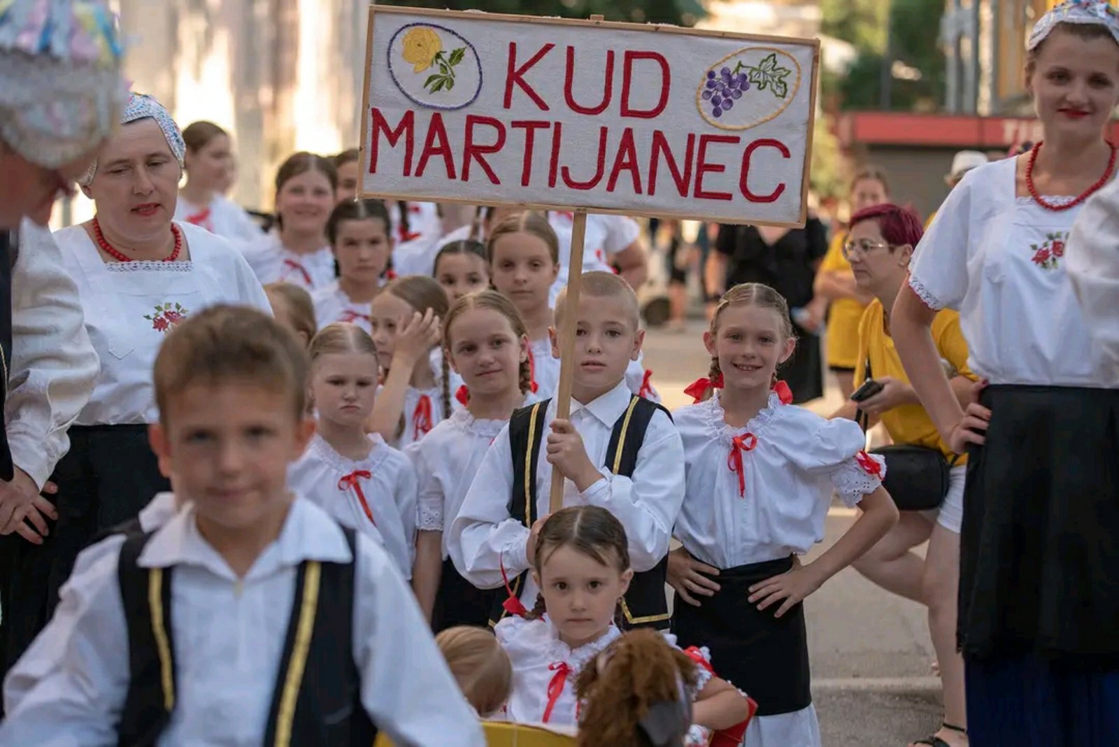 Nastup članova Kud-a Martijanec u Puli na 5. Dječjim folklornim susretima.