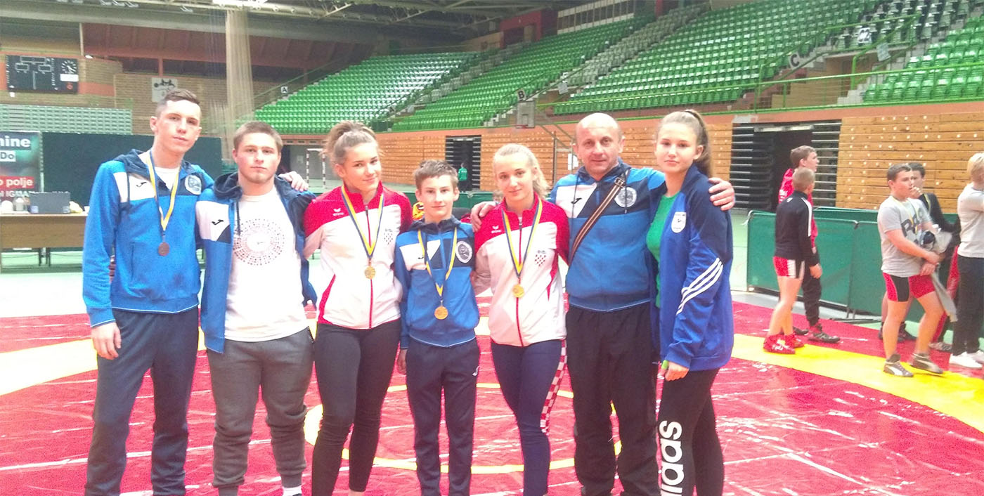 Sestre Besek zlatne na međunarodnom hrvačkom turniru u Sarajevu